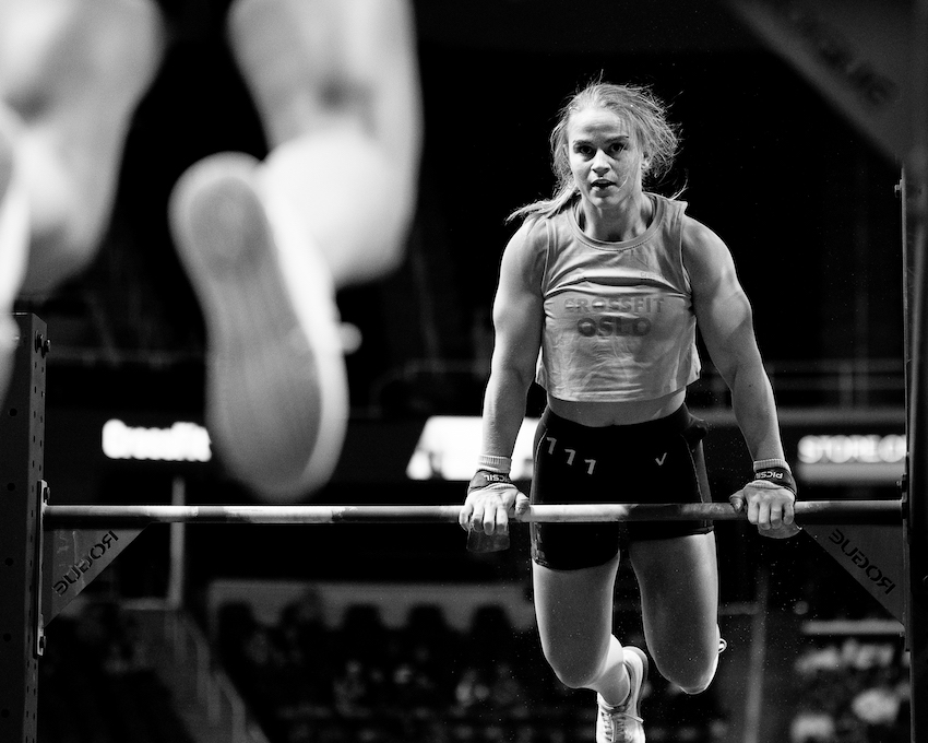 CrossFit Oslo in Event 5 - woman at the top of bar