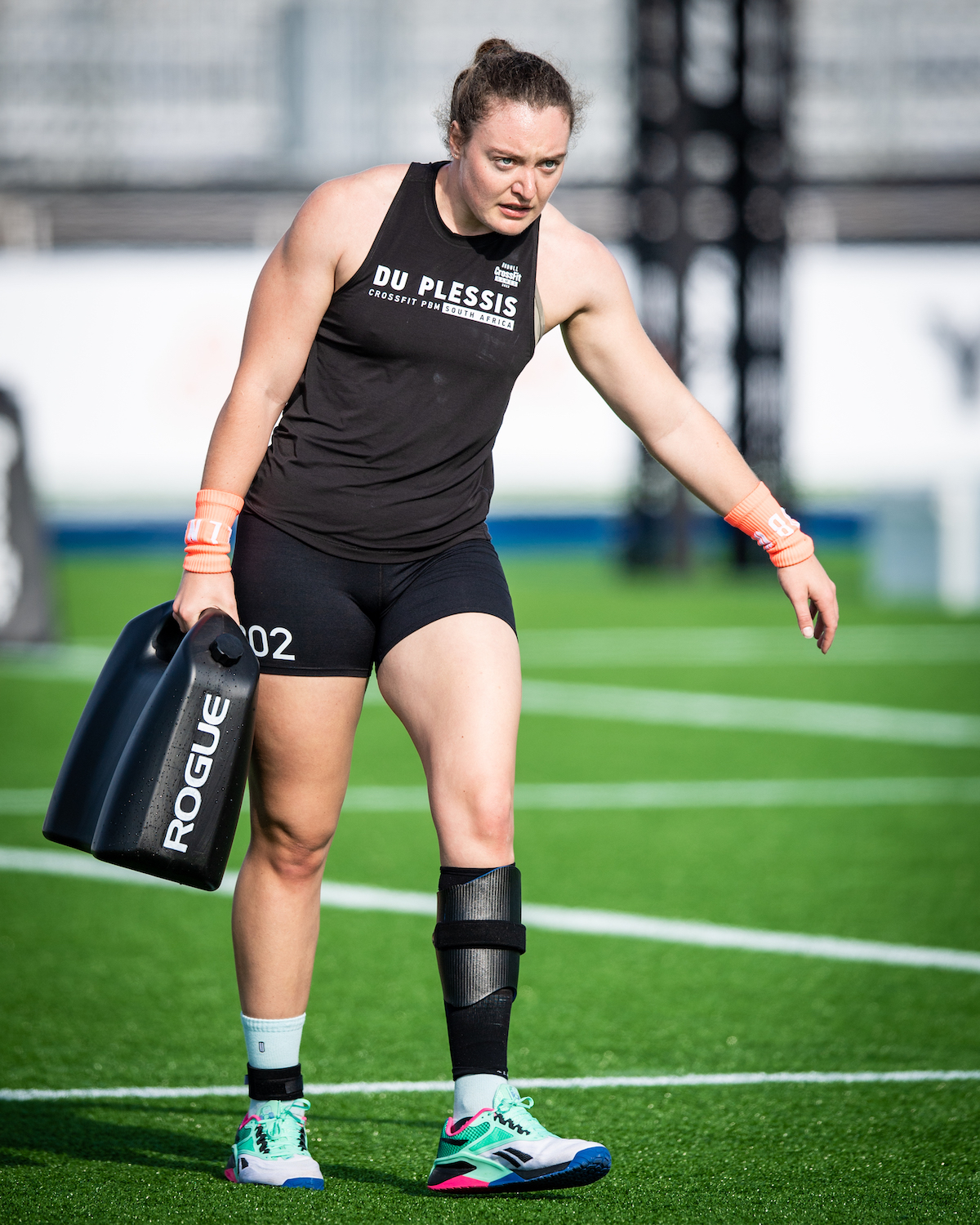 Letchen du Plessis carrying sandbag