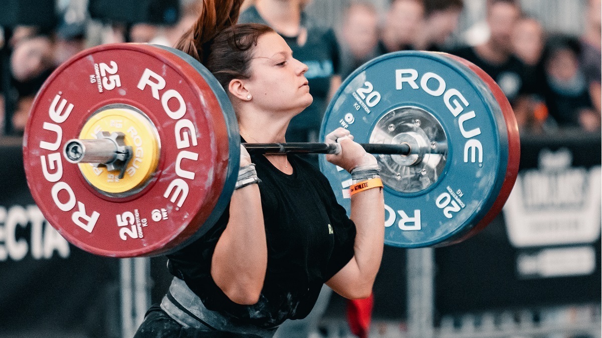 Laura Horvath completing Barbell Complex | Photo by @achievedmedia